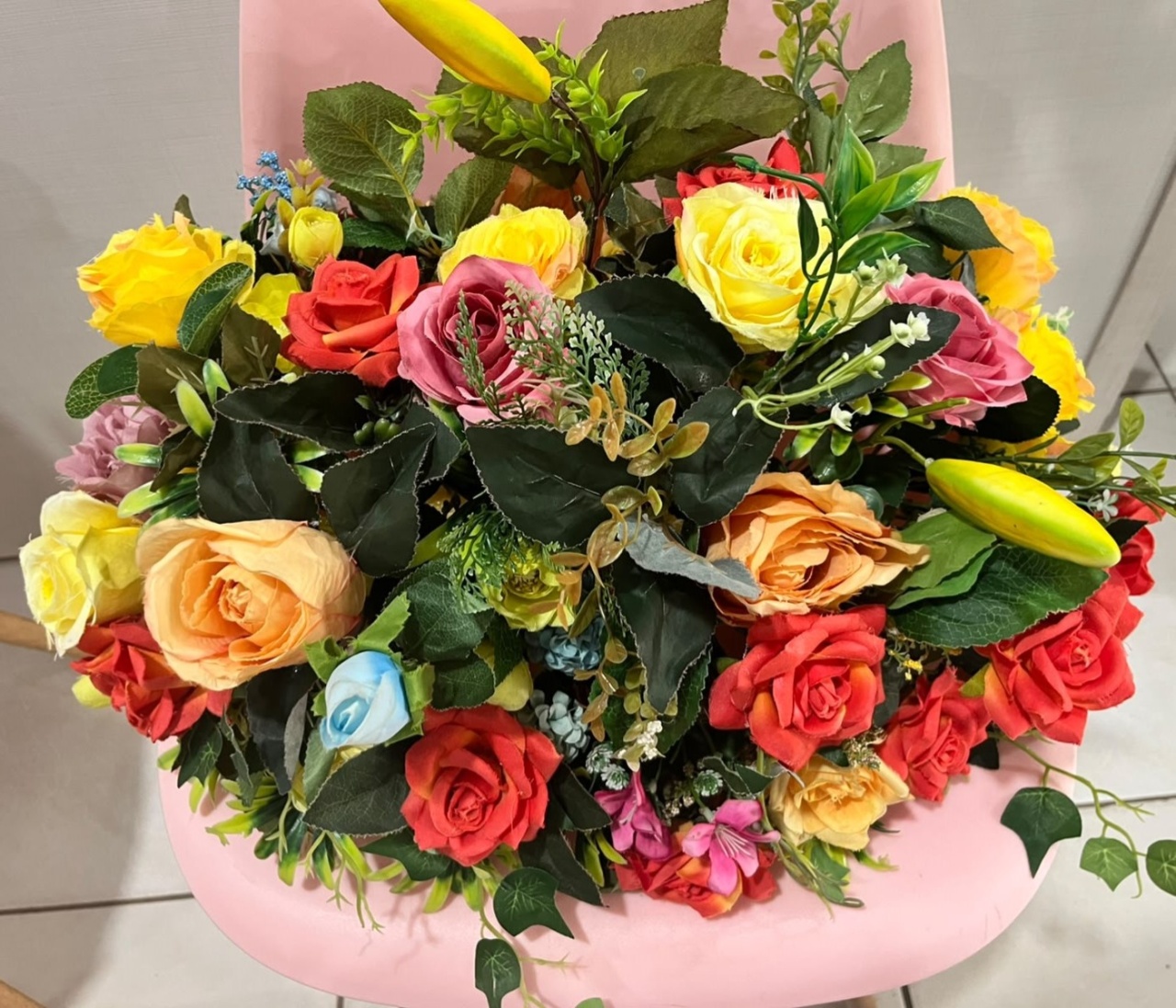 Arranjo de Flores Coloridos - LÊ FESTAS LOCAÇÃO DE 