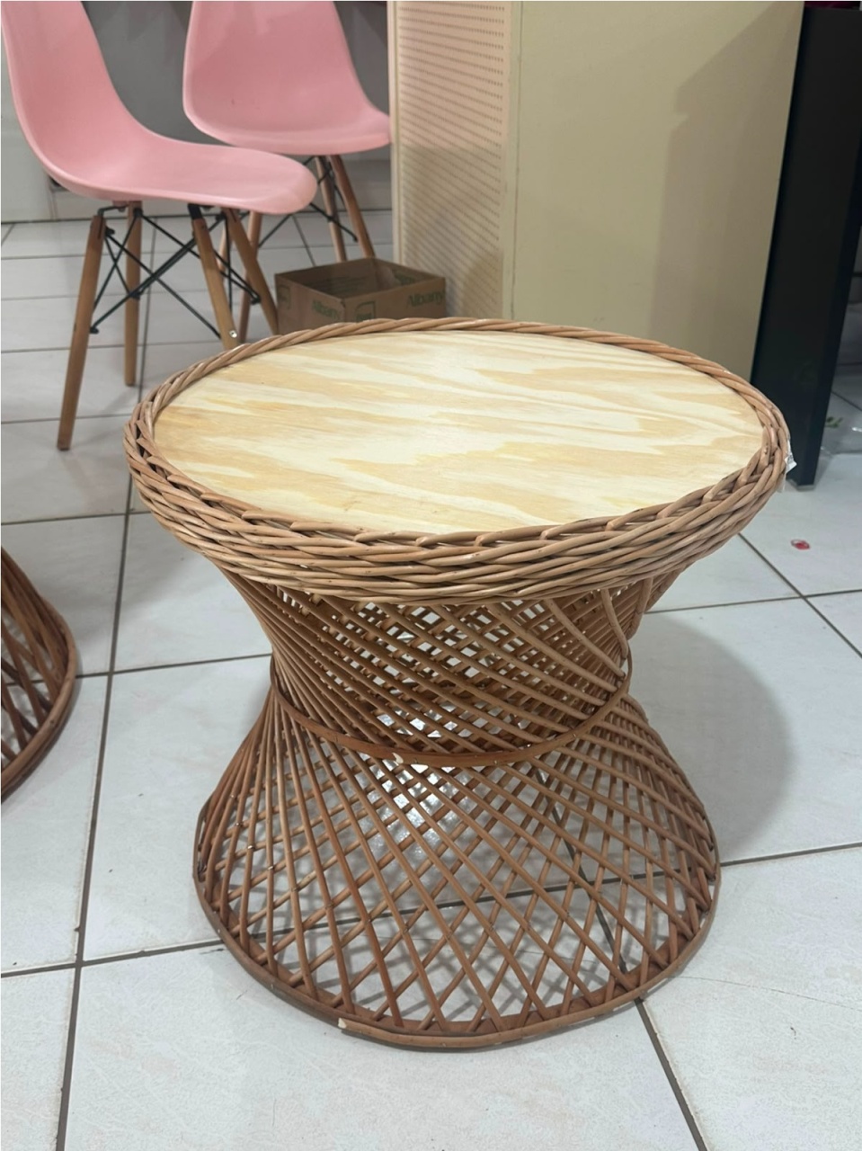 Mesa de Vime Cinturinha M 50X46 Sem Verniz - LÊ FESTAS LOCAÇÃO DE 