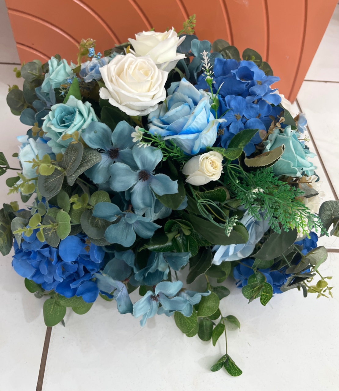 Arranjo Bola G - Hortencias Azuis, Rosas Azuis E Brancas - LÊ FESTAS LOCAÇÃO DE 