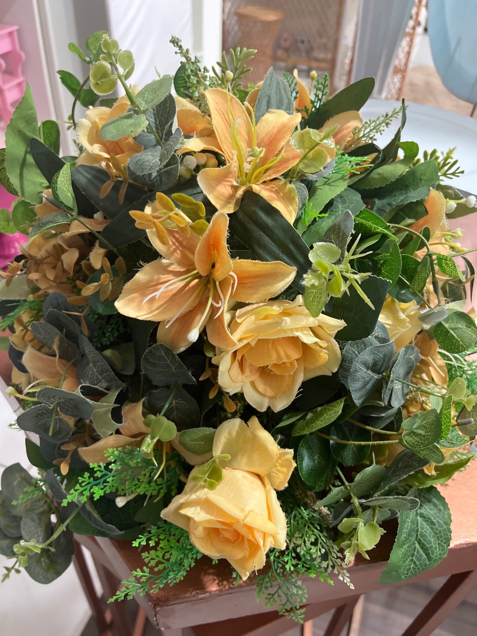 Arranjo Bola M - Rosas E Lirios Salmao Amarelo Sol - LÊ FESTAS LOCAÇÃO DE 