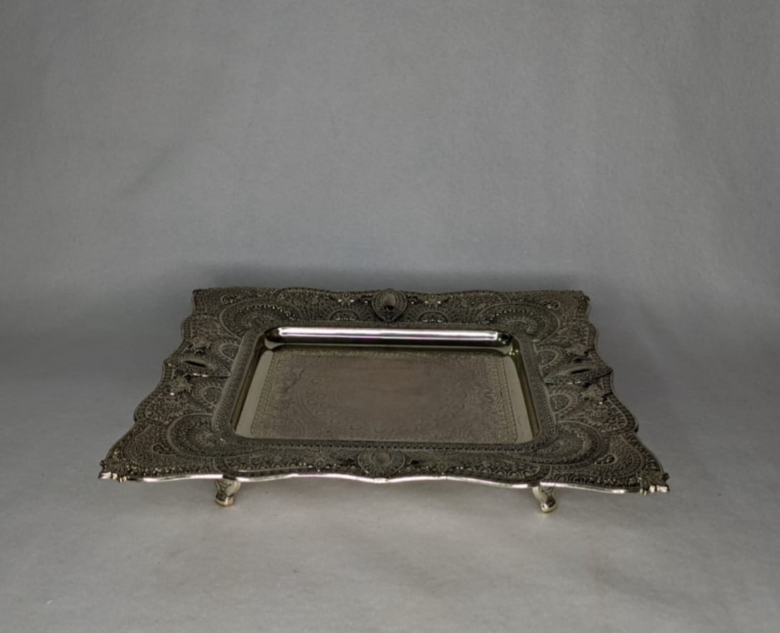 Bandeja de Metal Prata P 26X23Cm - LÊ FESTAS LOCAÇÃO DE 