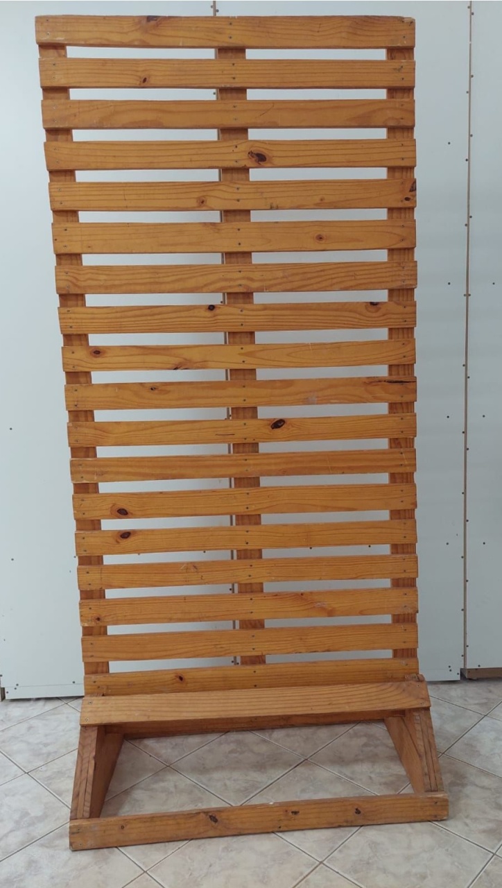 Painel de Pinus Ripado 1X2,20M - LÊ FESTAS LOCAÇÃO DE 