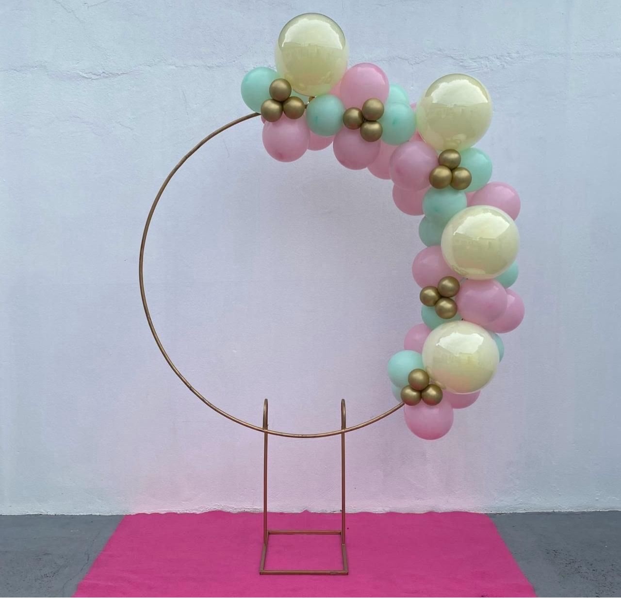 Arco de Balão Em Blocos ( Rosa Baby, Verde Candy E Amarelo Candy ) Com Trios Dourados - Tamires Pegue e Monte Uberaba