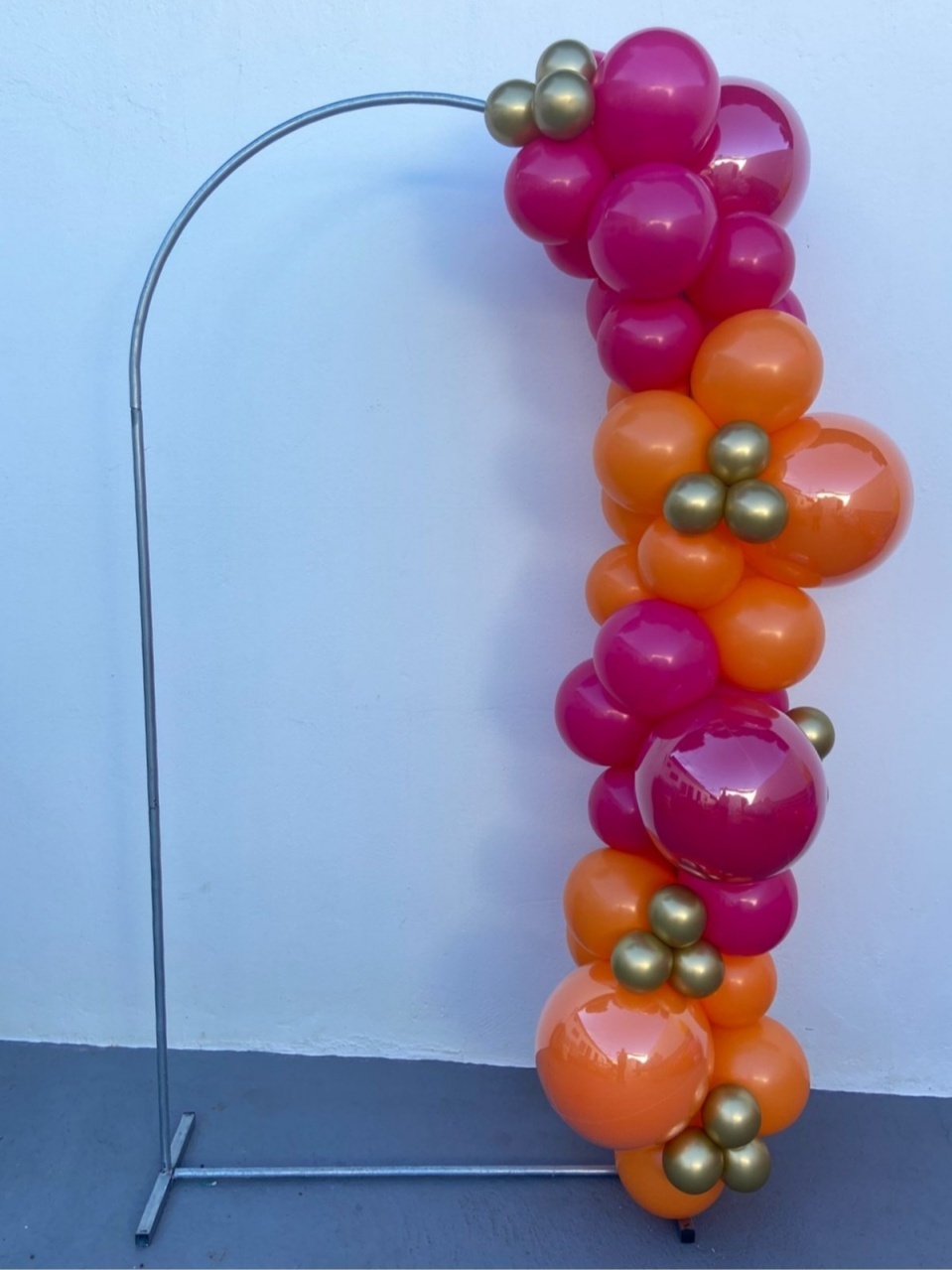Arco de Balões (Organico Em Blocos Trio Metalizados ) 16 E 9 Rosa Pink E Laranja, 5 Platino Dourado (Tardizinha) - Tamires Pegue e Monte Uberaba