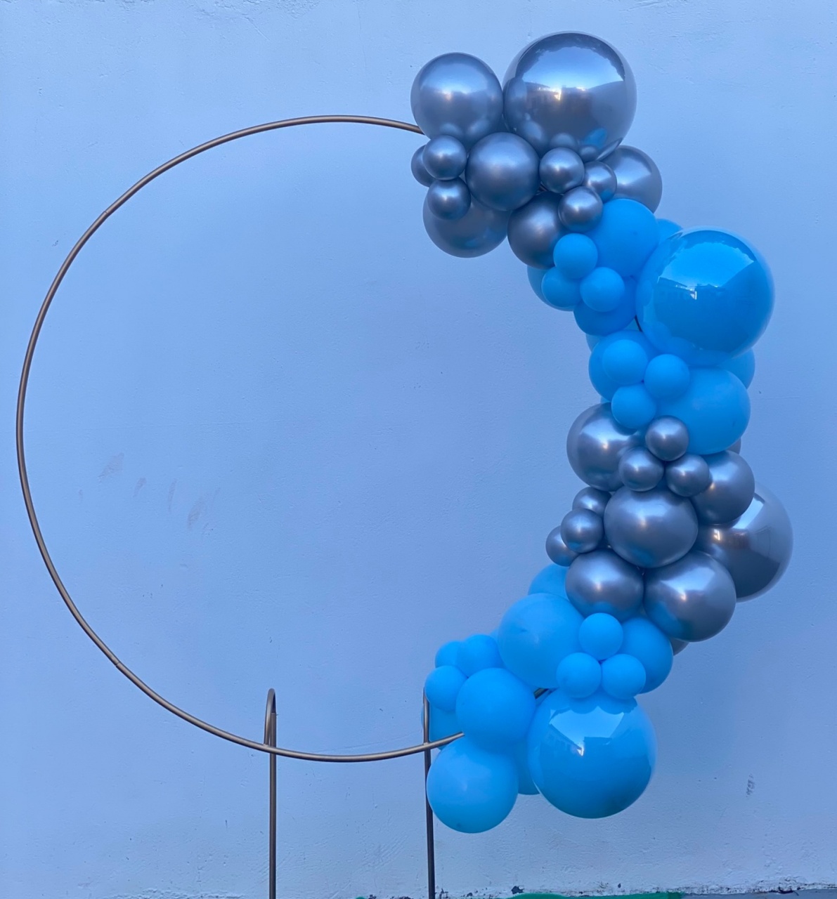 Arco de Balões (Organico Em Blocos Metalizados ) 16, 9 E 5 Platino Prata E Azul Claro - Tamires Pegue e Monte Uberaba