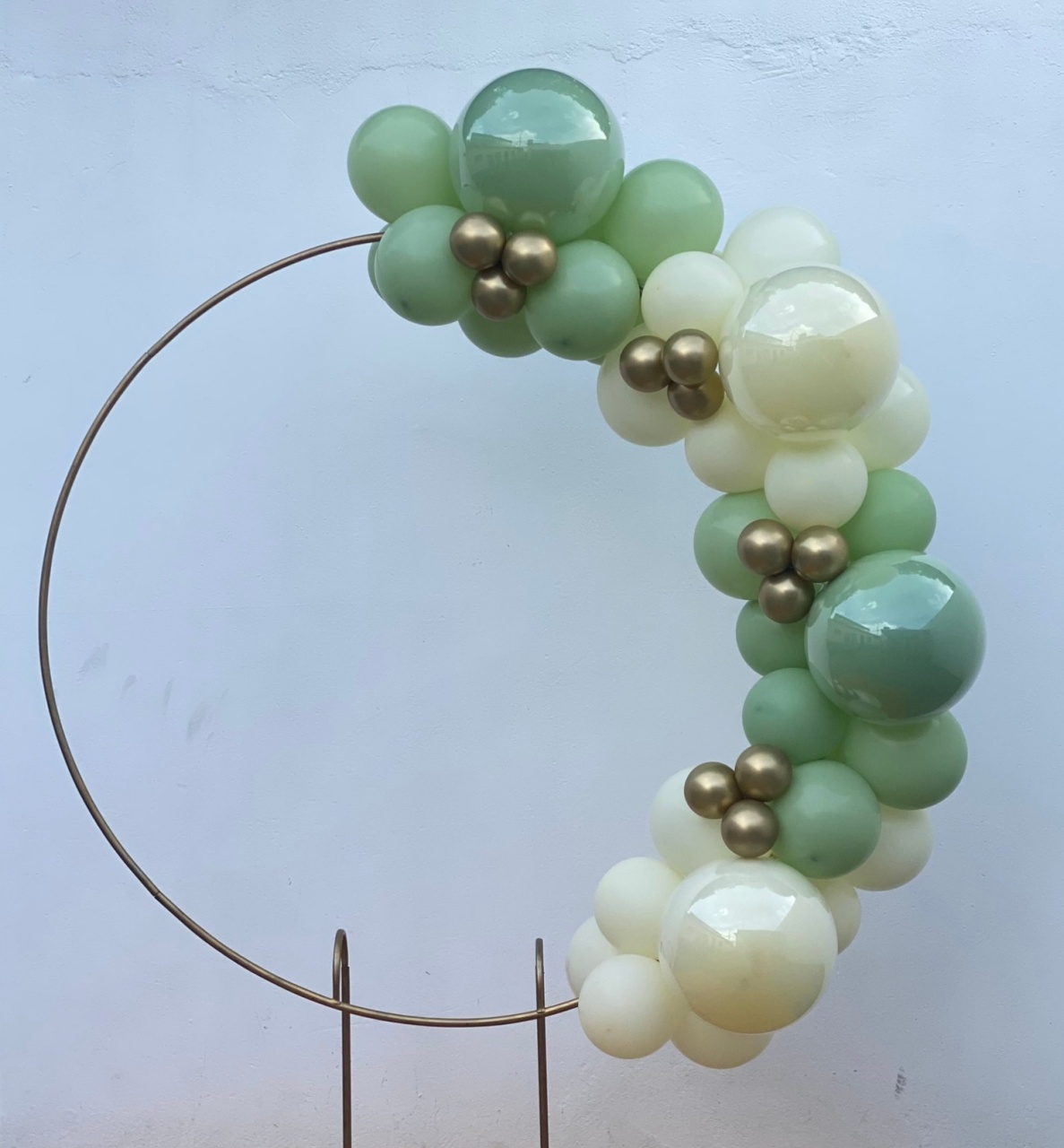 Arco de Balões (Organico Em Blocos E Trio Metalizados ) 16 Verde Eucalipto E Marfim, 9 Verde Eucalipto E Marfim, 5 Platino Dourado - Tamires Pegue e Monte Uberaba