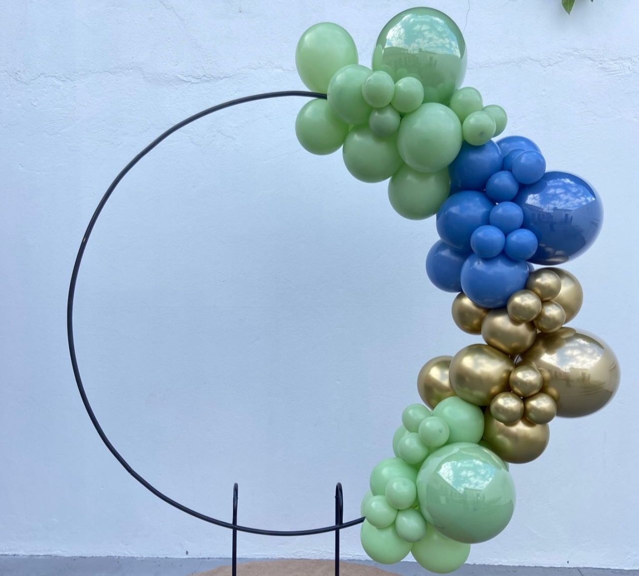 Arco de Balões (Organico Em Blocos Metalizados) 16, 9 E 5 Verde Eucalipto, Azul Escuro E Platino Dourado E Verde Eucalipto - Tamires Pegue e Monte Uberaba