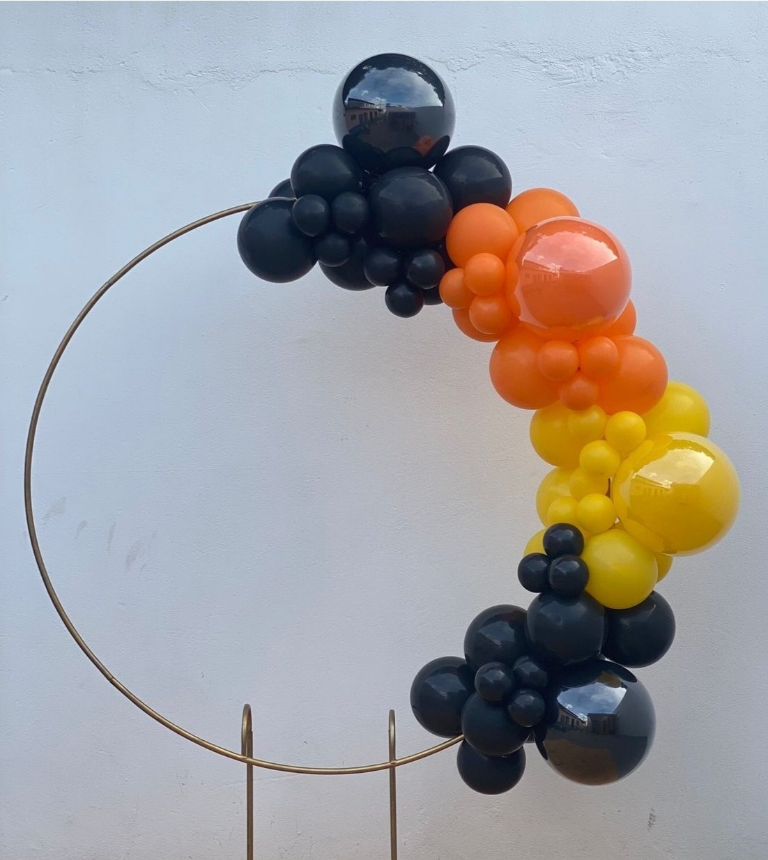 Arco de Balões (Organico Em Blocos Duplo) 16, 9 E 5 Preto, Laranja E Amarelo - Tamires Pegue e Monte Uberaba