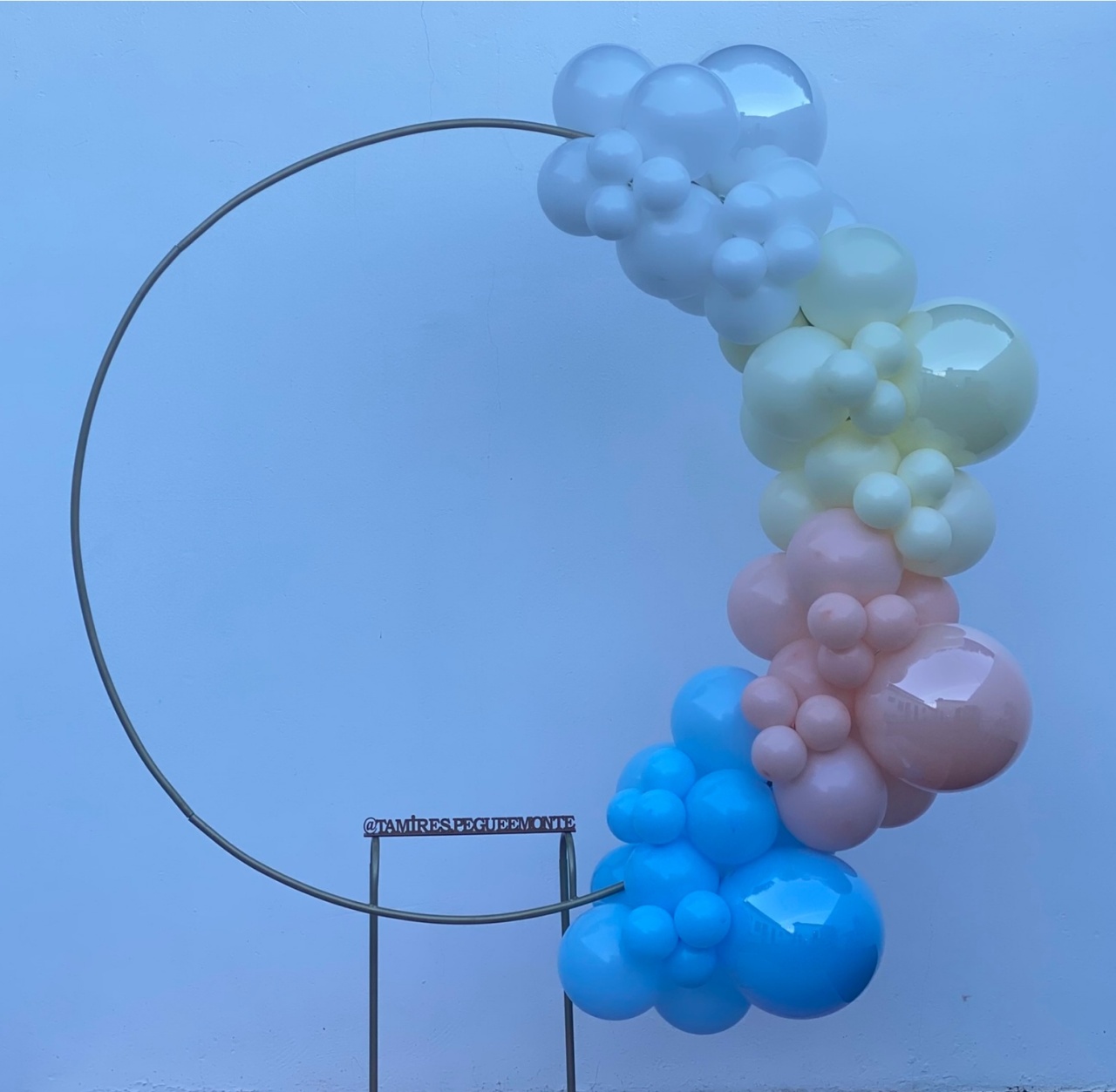 Arco de Balões (Organico Em Blocos) 16, 9 E 5 Branco, Amarelo Candy, Bege E Azul Claro - Tamires Pegue e Monte Uberaba