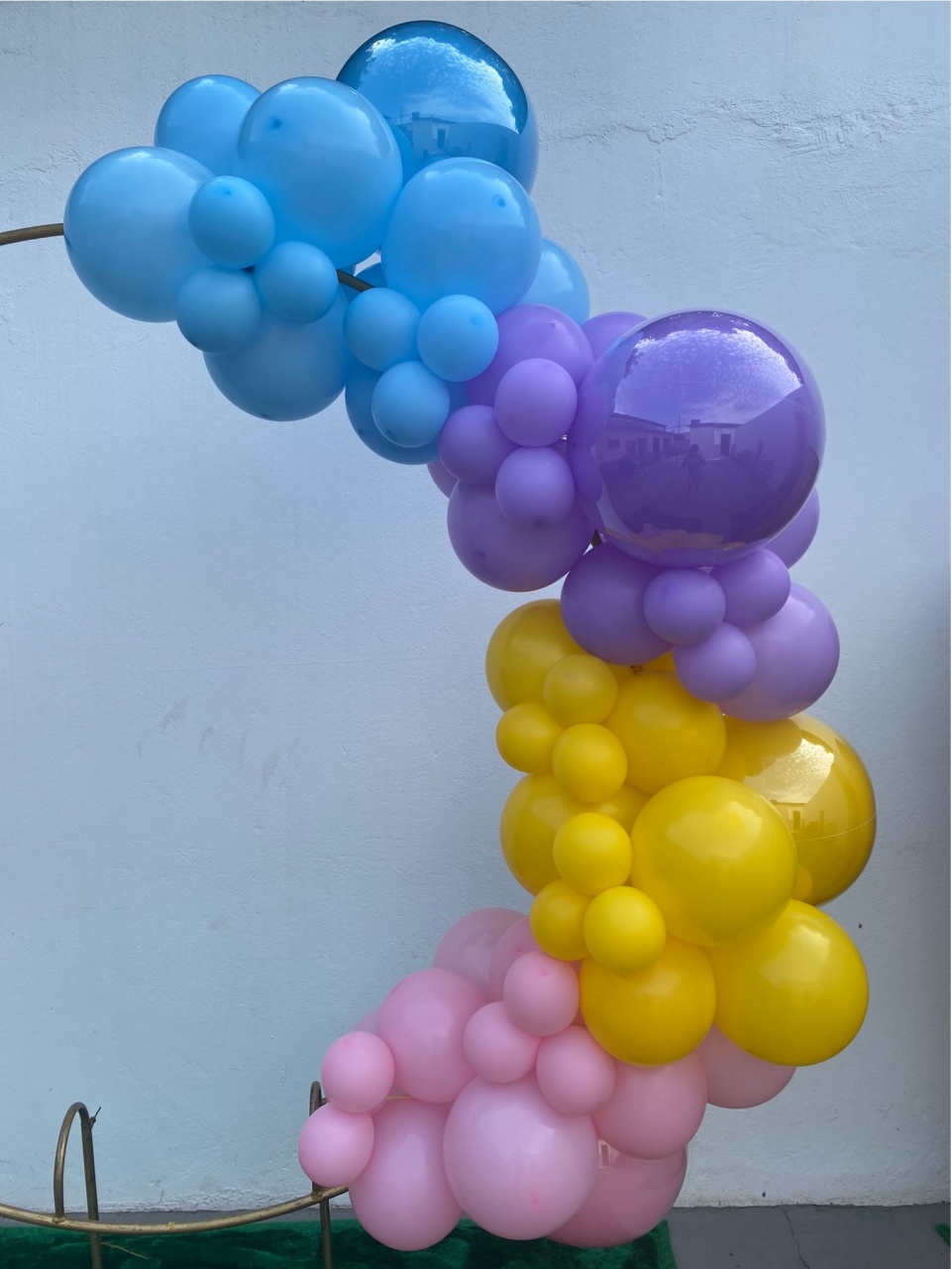 Arco de Balões (Organico Em Blocos) 16, 9 E 5 Azul Claro, Lillás, Amarelo E Rosa Claro - Tamires Pegue e Monte Uberaba