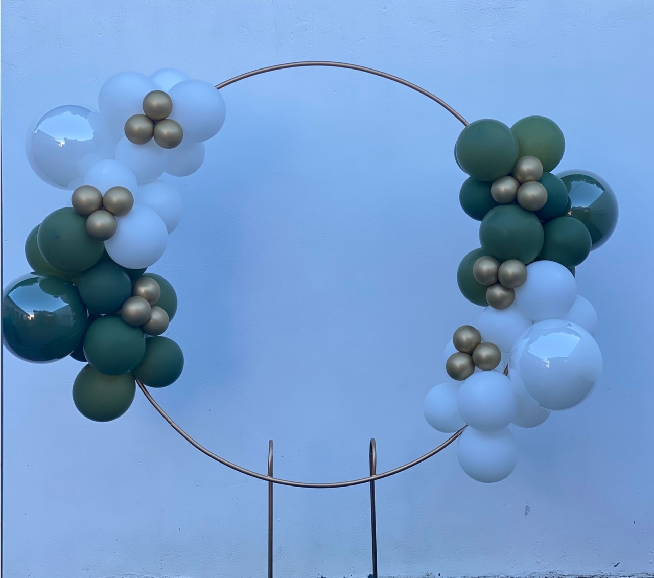 Arco de Balões (Organico Em Blocos Trio Metalizados ) 16 E 9 Branco E Verde Oliva, 5 Platino Dourado - Tamires Pegue e Monte Uberaba