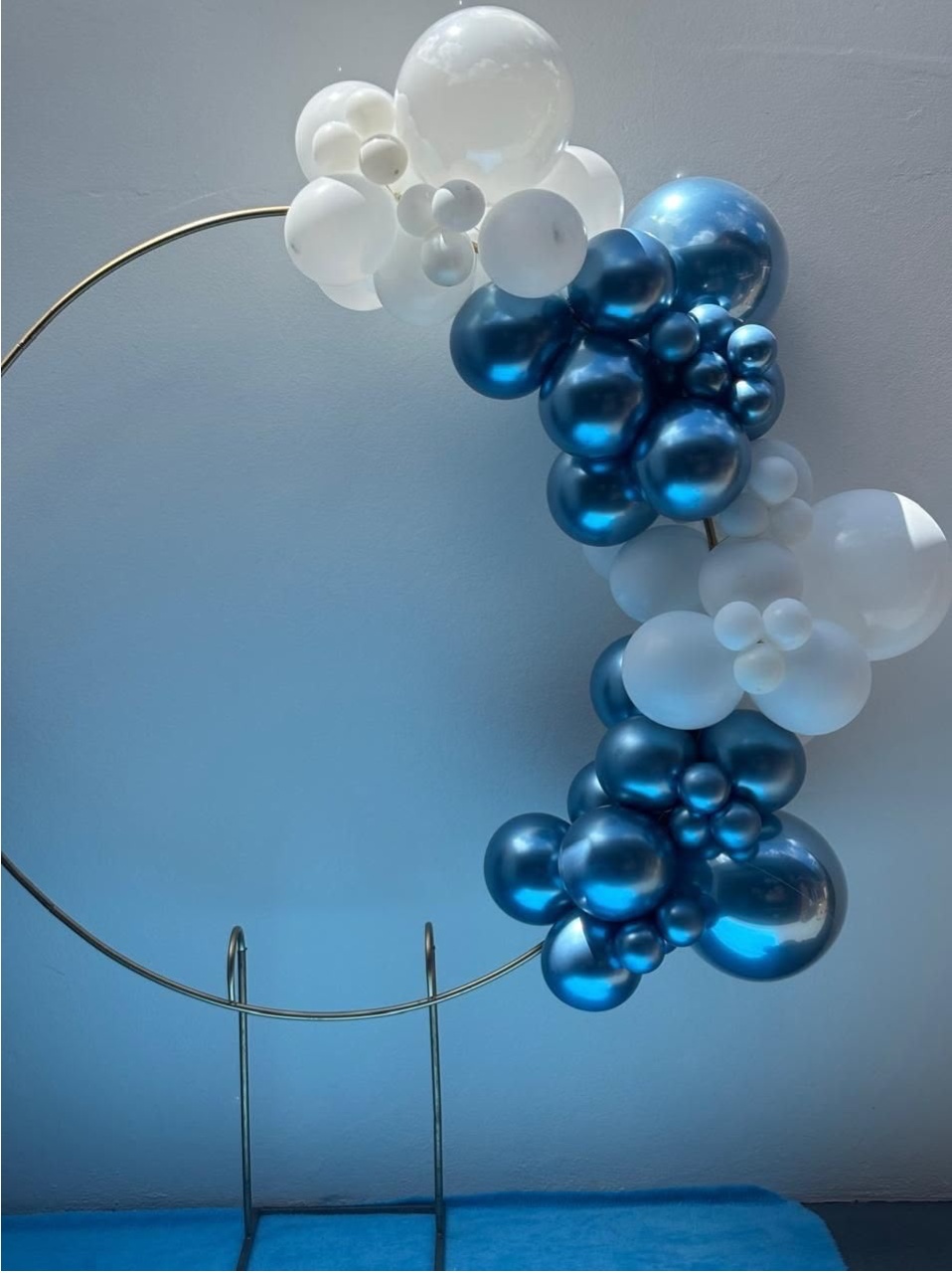 Arco de Balão Em Blocos (Branco E Azul Metalizado) Trios Branco E Azul Metalizado - Tamires Pegue e Monte Uberaba
