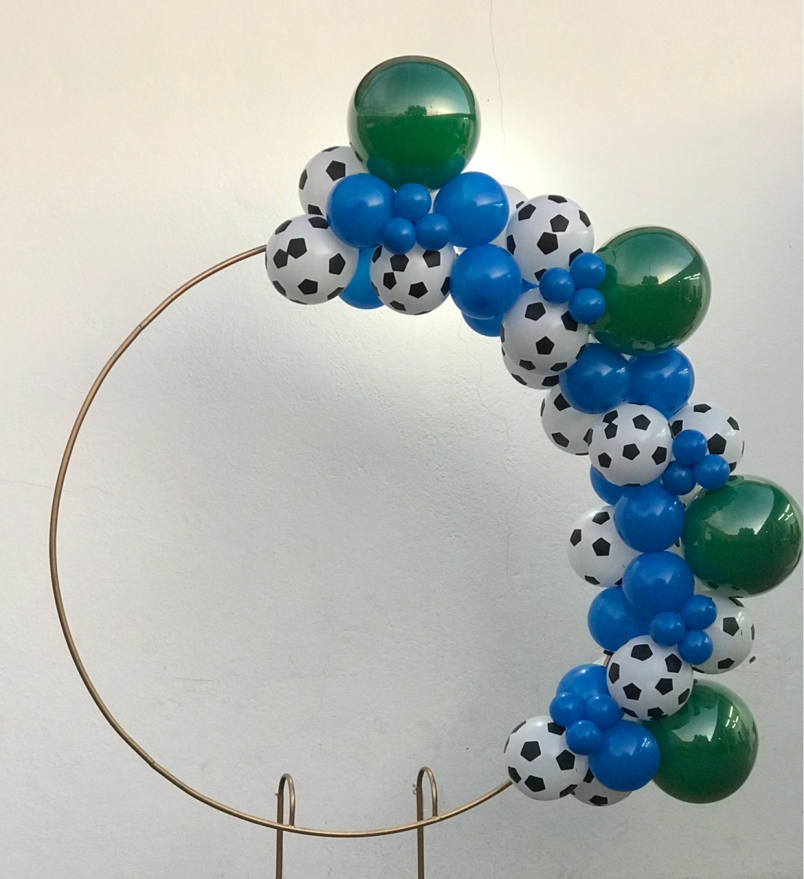 Arco de Balões (Organico Misturado E Estampado ) 16 Verde Escuro, 9 Estampado Futebol E Azul Escuro, 5 Azul Escuro - Tamires Pegue e Monte Uberaba