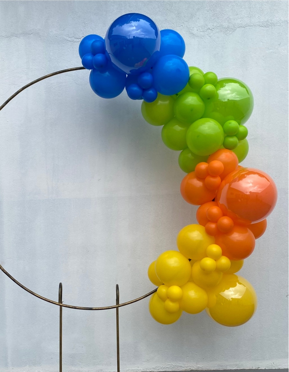 Arco de Balões (Organico Em Blocos) 16, 9 E 5 Azul Escuro, Verde Limão, Laranja E Amarelo - Tamires Pegue e Monte Uberaba