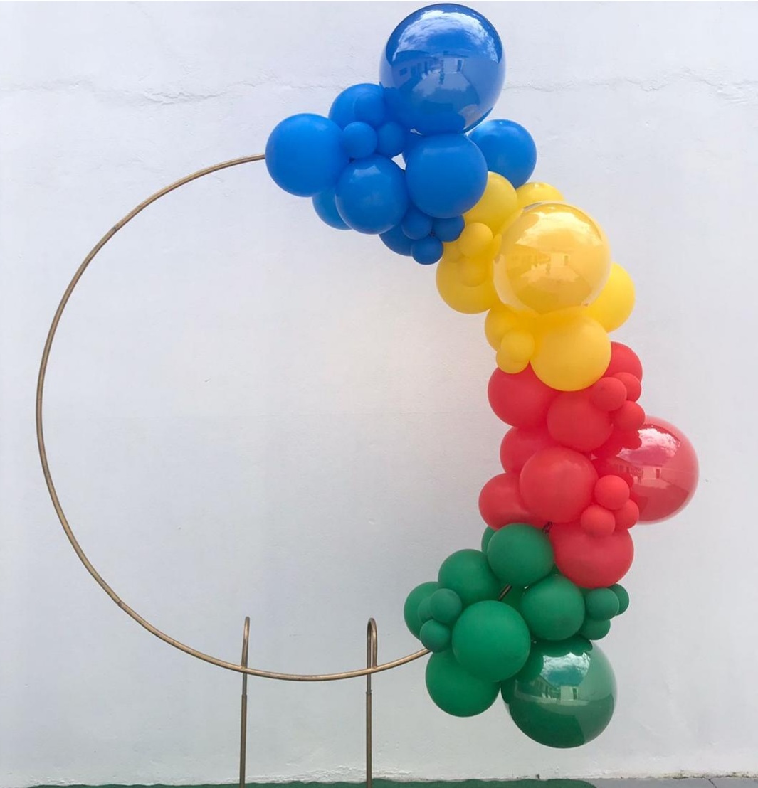 Arco de Balões (Organico Em Blocos) 16, 9 E 5 Azul Escuro, Amarelo, Vermelho E Verde Escuro - Tamires Pegue e Monte Uberaba