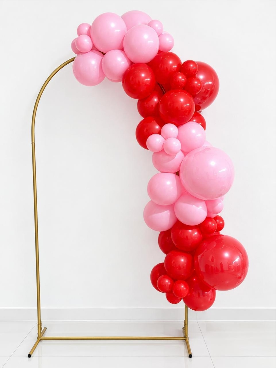 Arco de Balões (Organico Em Blocos) 16, 9 E 5 Rosa Claro E Vermelho (Moranquinho-Cerejinha-Hello Kitty) - Tamires Pegue e Monte Uberaba