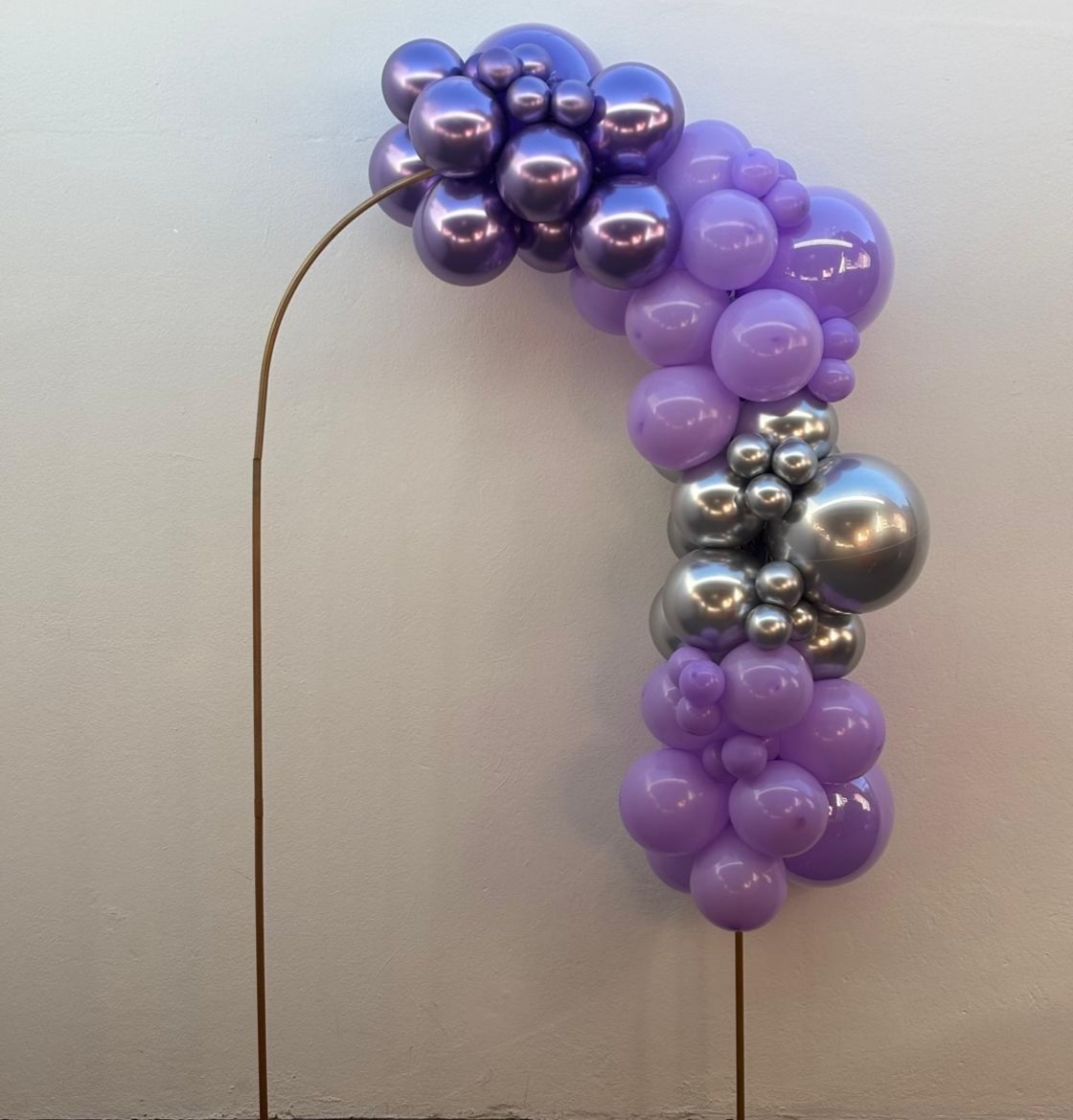 Arco de Balões (Organico Em Blocos Metalizados) 16, 9 E 5-Platino Violeta, Lilás Candy E Platino Prata - Tamires Pegue e Monte Uberaba