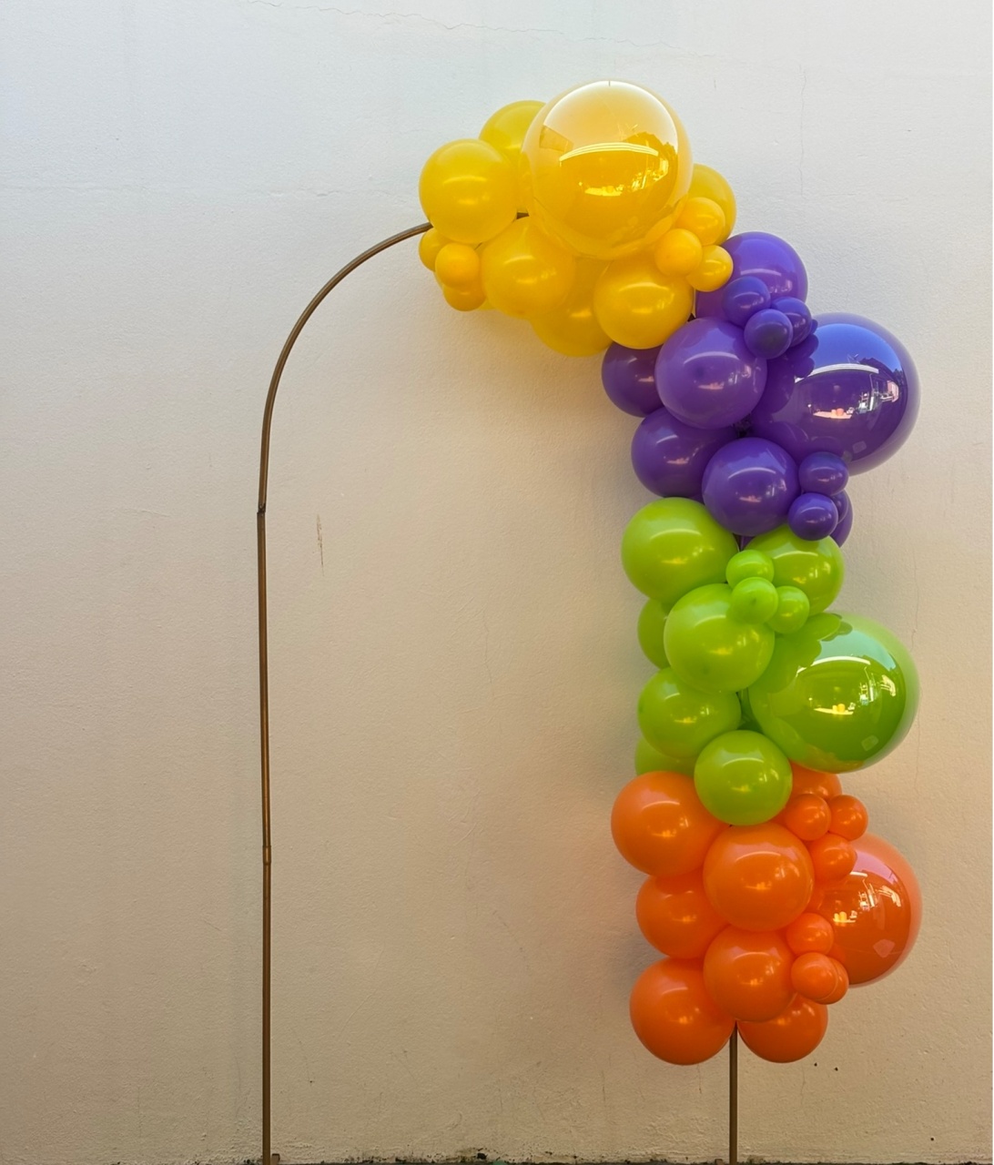 Arco de Balões (Organico Em Blocos) 16, 9 E 5 Amarelo, Violeta, Verde Limão E Laranja - Tamires Pegue e Monte Uberaba