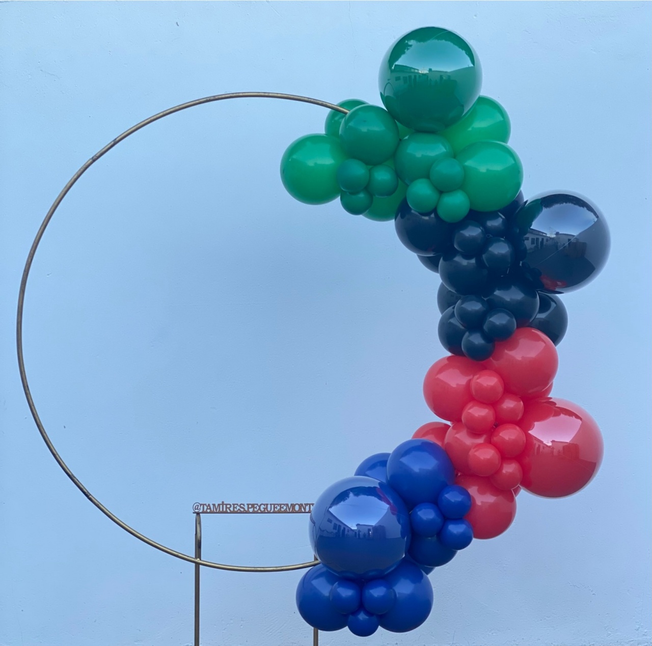 Arco de Balões (Organico Em Blocos) 16, 9 E 5 Verde Escuro, Preto, Vermelho E Azul Escuro - Tamires Pegue e Monte Uberaba