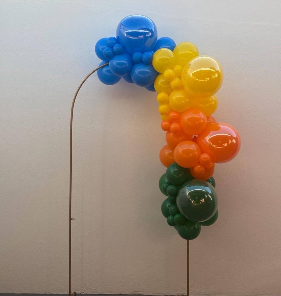 Arco de Balões (Organico Em Blocos) 16, 9 E 5 Azul Escuro, Amarelo, Laranja E Verde Escuro - Tamires Pegue e Monte Uberaba