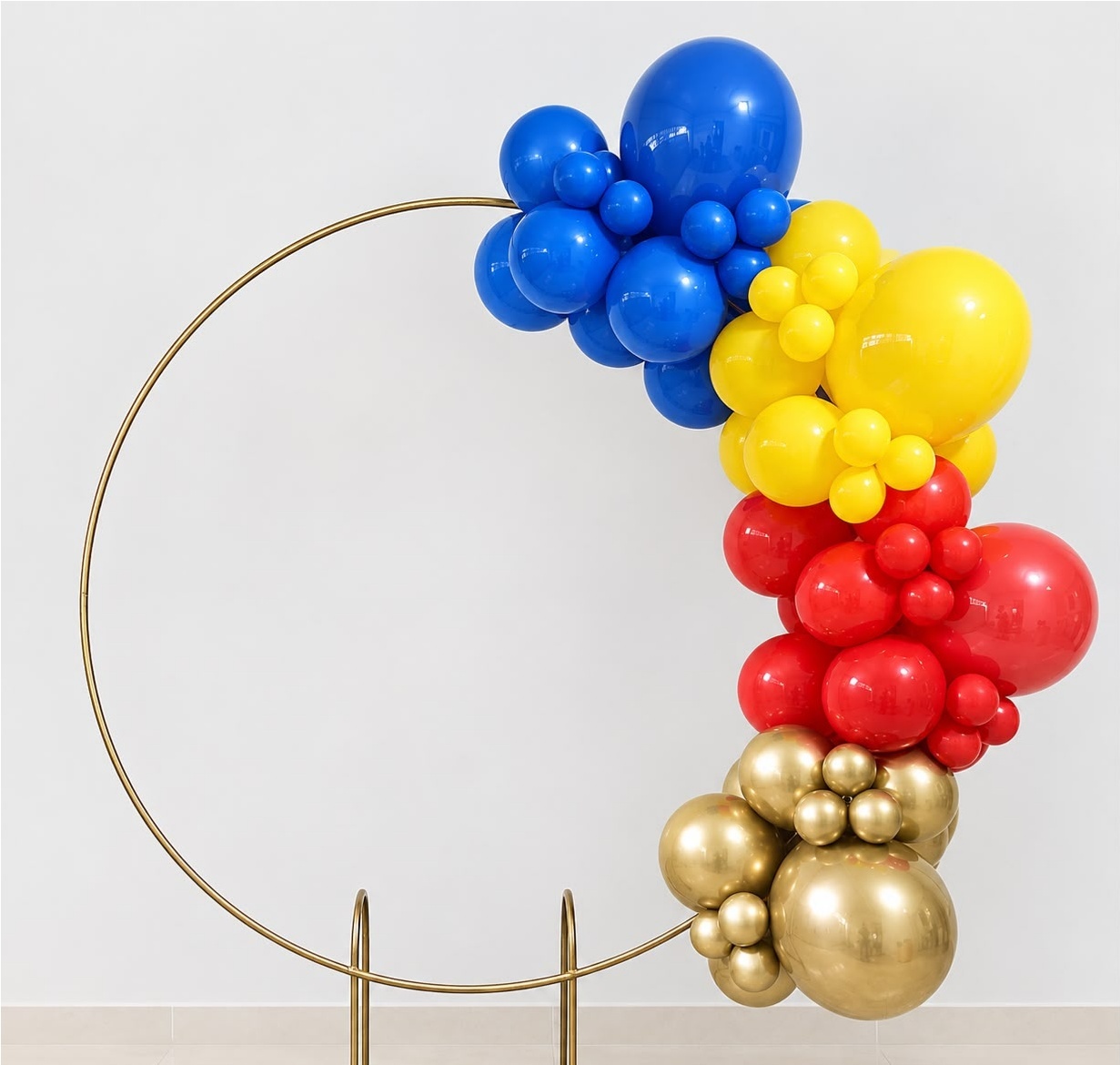 Arco de Balões (Organico Em Blocos Metalizado) 16, 9 E 5 Azul Escuro, Amarelo, Vermelho E Platino Dourado - Tamires Pegue e Monte Uberaba