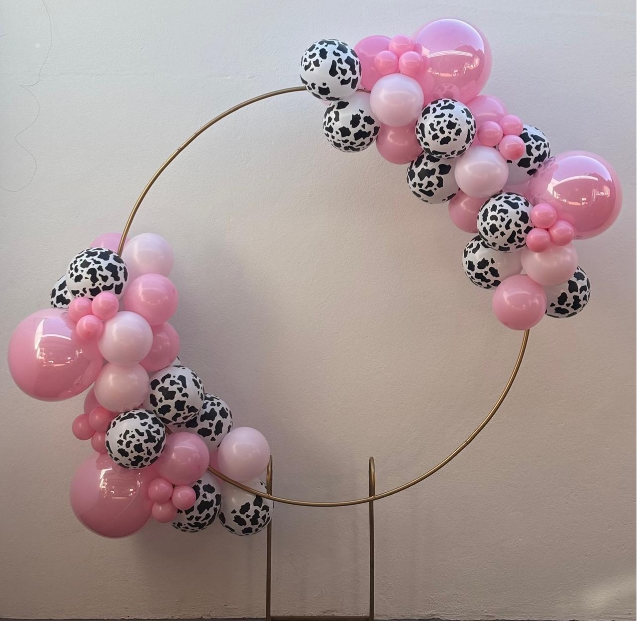 Arco de Balões (Organico Misturado E Estampado) 16 Rosa Clara, 9 Estampado Vaquinha E Rosa Candy, 5 Rosa Clara - Tamires Pegue e Monte Uberaba