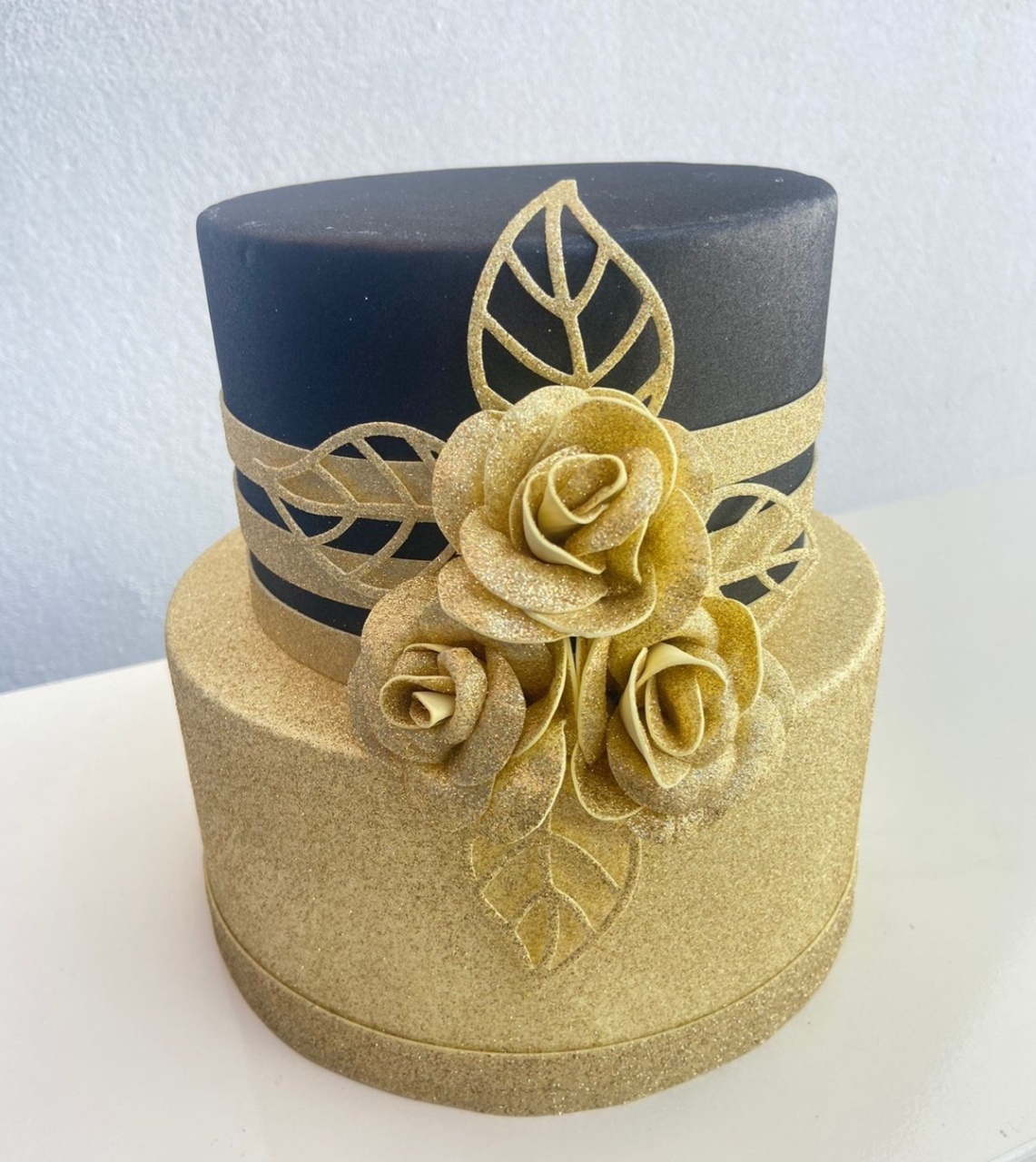 Bolo Fake - Preto Com Dourado - Tamires Pegue e Monte Uberaba