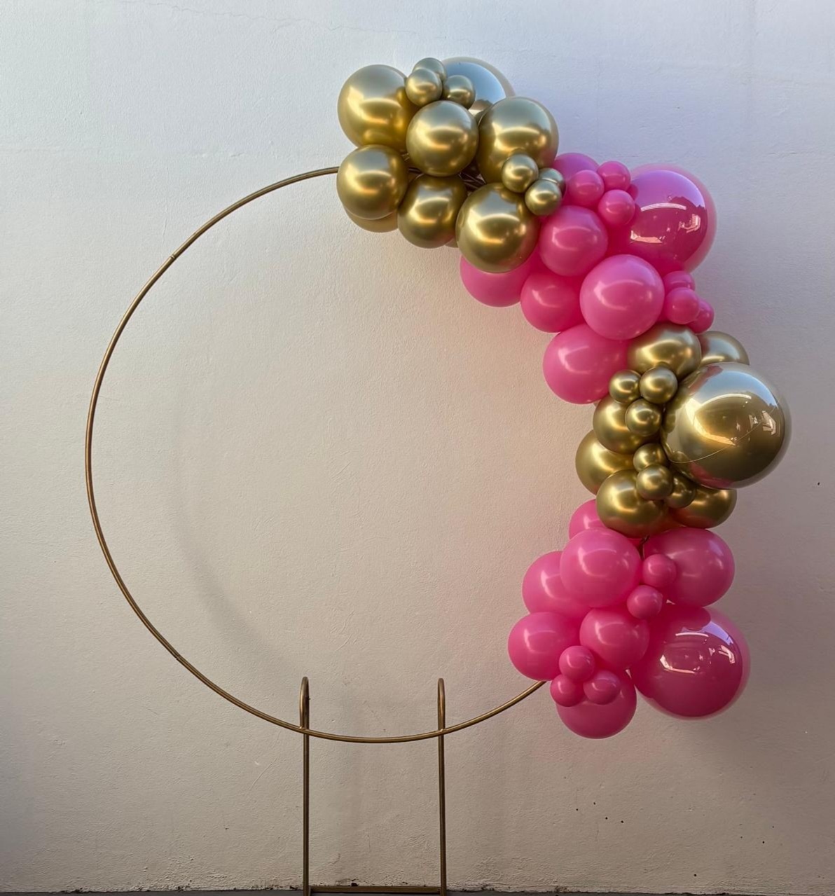 Arco de Balões (Organico Em Blocos Metalizados) 16, 9 E 5 Platino Dourado E Rosa Forte - Tamires Pegue e Monte Uberaba