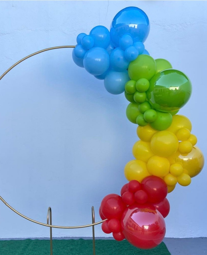 Arco de Balões (Organico Em Blocos) 16, 9 E 5 Azul Claro, Verde Limão, Amarelo E Vermelho - Tamires Pegue e Monte Uberaba