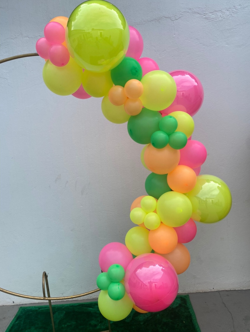 Arco de Balões (Organico Misturado E Neon) 16 Amarelo E Rosa, 9 Amarelo, Rosa, Verde E Laranja, 5 Amarelo, Rosa, Verde E Laranja - Tamires Pegue e Monte Uberaba
