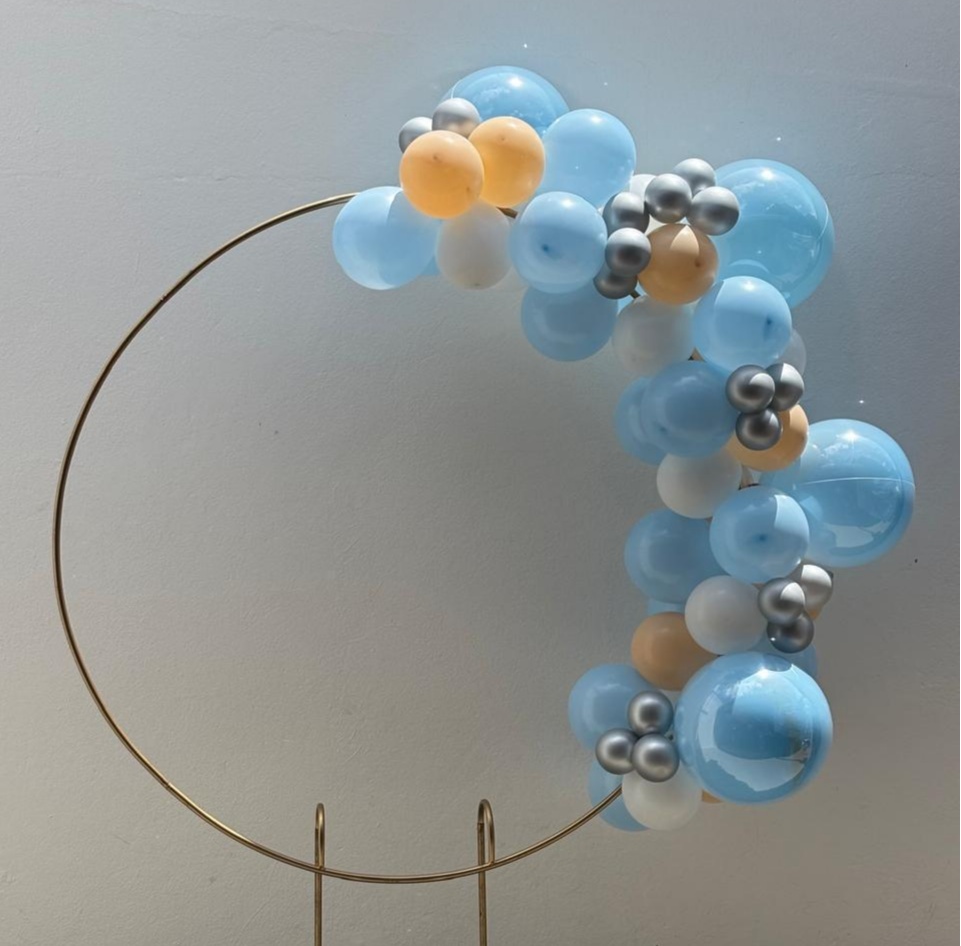 Arco de Balões (Organico Misturado E Trio Metalizados ) 16 Azul Claro, 9 Creme E Azul Claro, 5 Platino Prata - Tamires Pegue e Monte Uberaba