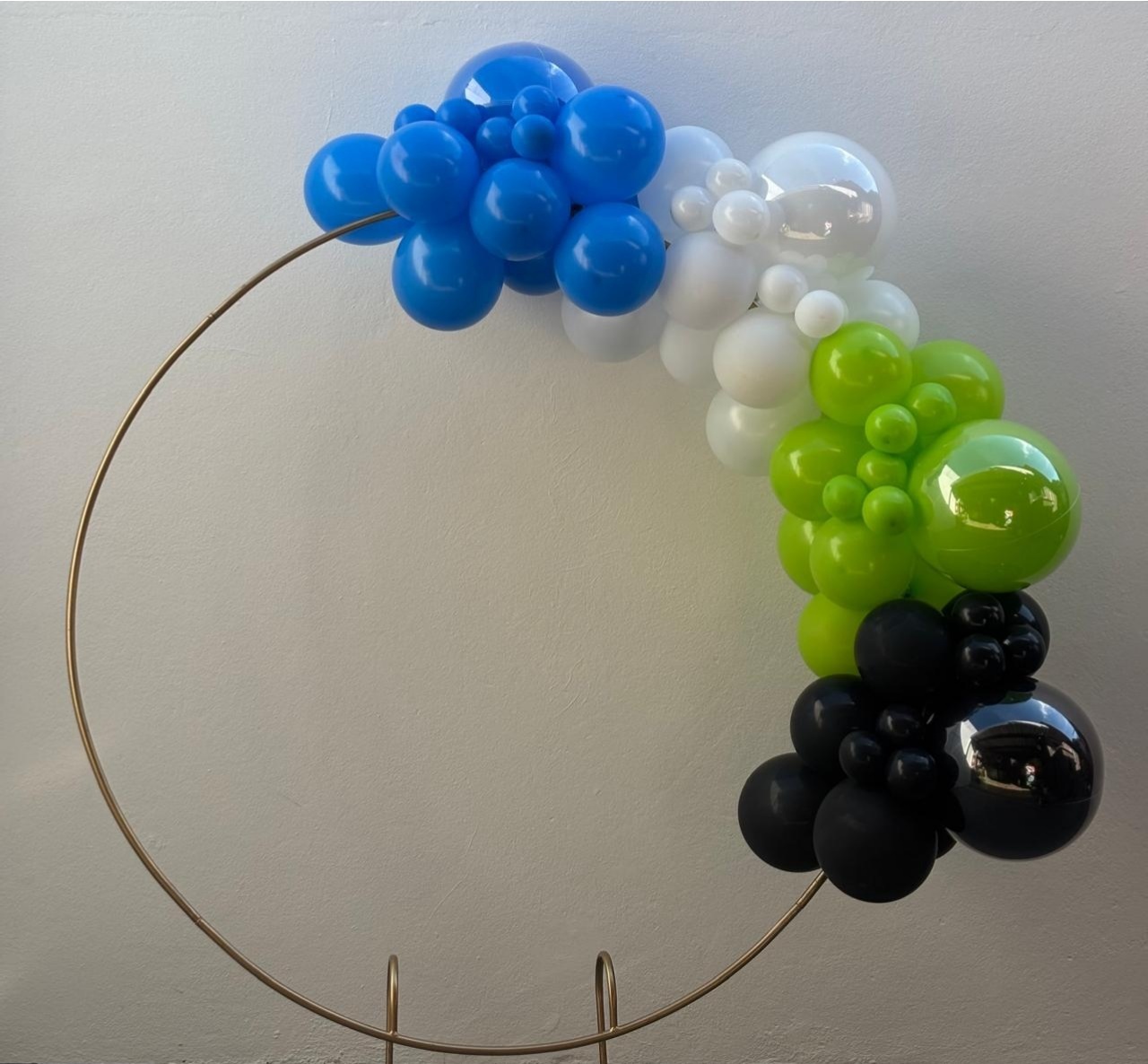 Arco de Balões (Organico Em Blocos) 16, 9 E 5 Azul Escuro, Branco, Verde Limão E Preto - Tamires Pegue e Monte Uberaba