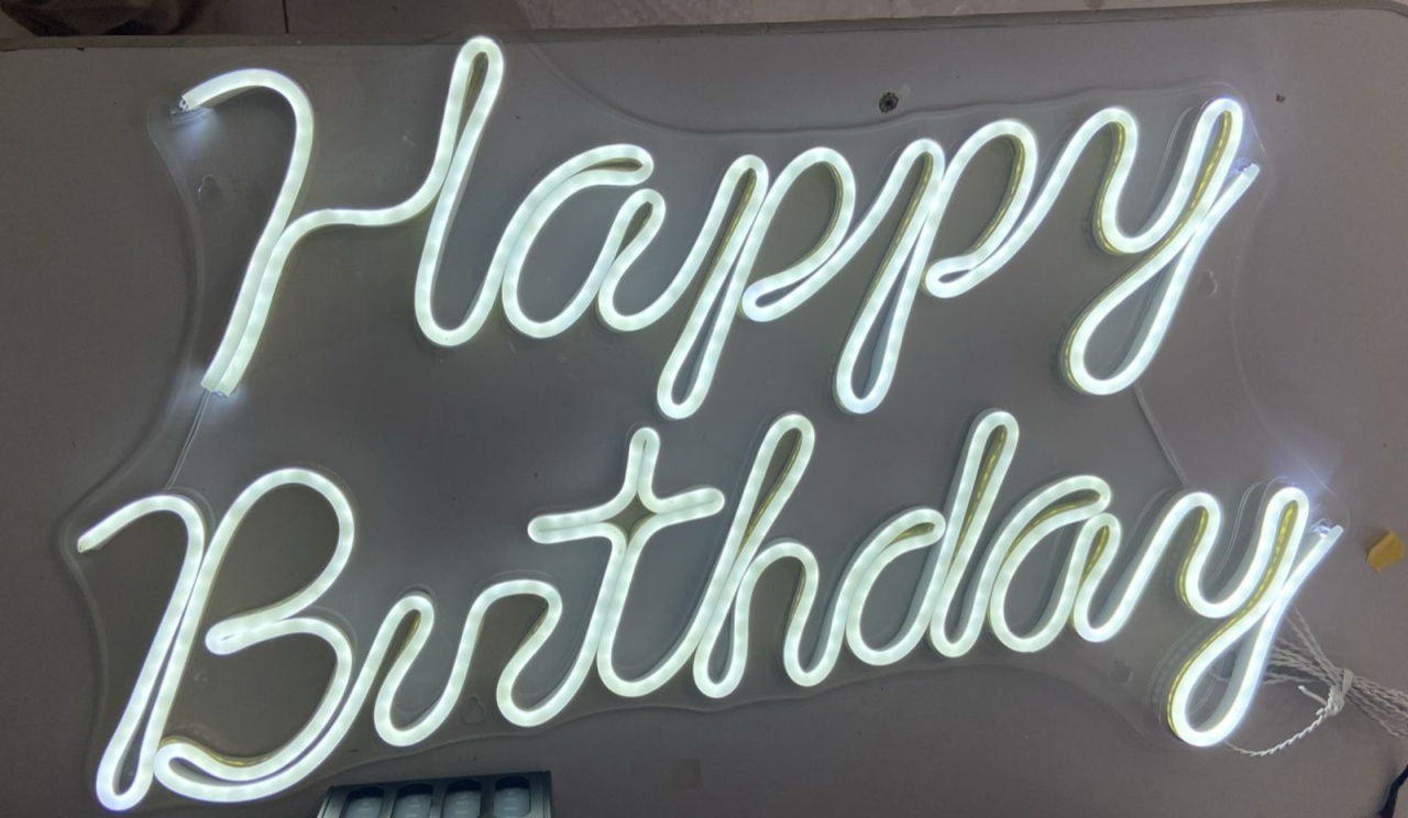 Plaquinha Happy Birthday Led + Capa de Proteção - Tamires Pegue e Monte Uberaba