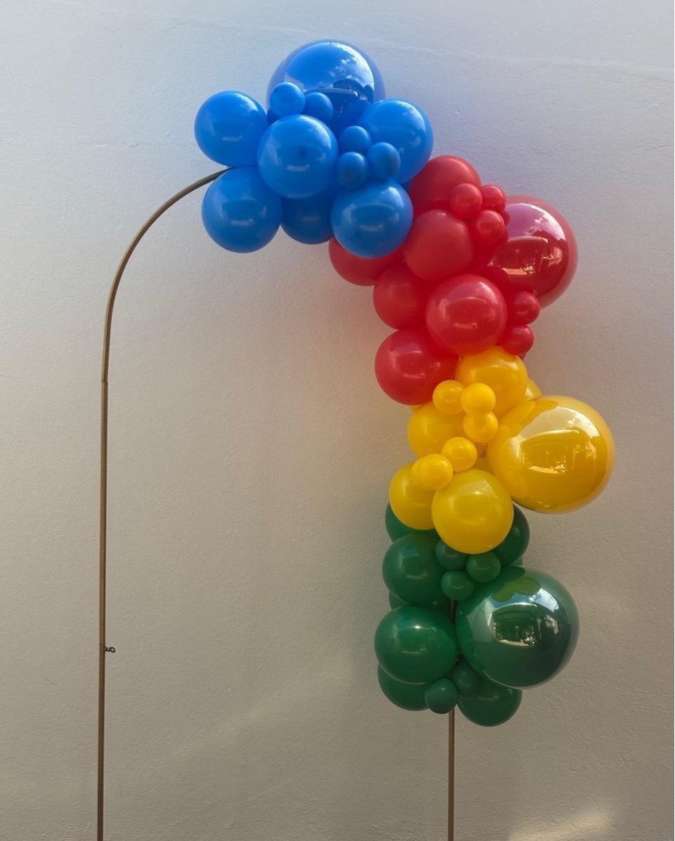 Arco de Balões (Organico Em Blocos) 16, 9 E 5 Azul Escuro, Vermelho, Amarelo E Verde Escuro - Tamires Pegue e Monte Uberaba