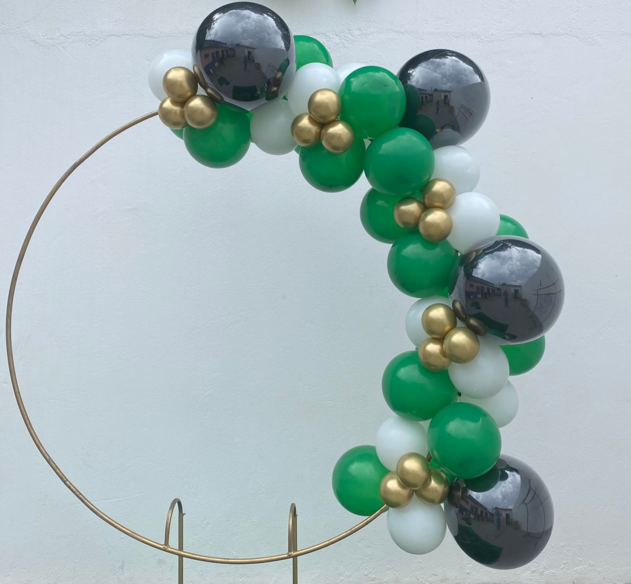 Arco de Balões (Organico Misturado E Trio Metalizados ) 16 Preta, 9 Verde E Branco, 5 Platino Dourado - Tamires Pegue e Monte Uberaba