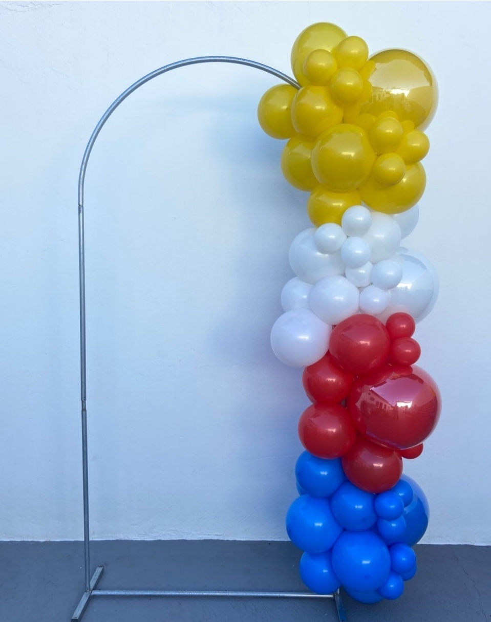 Arco de Balões (Organico Em Blocos) 16, 9 E 5 Amarelo, Branco, Vermelho E Azul Escuro - Tamires Pegue e Monte Uberaba