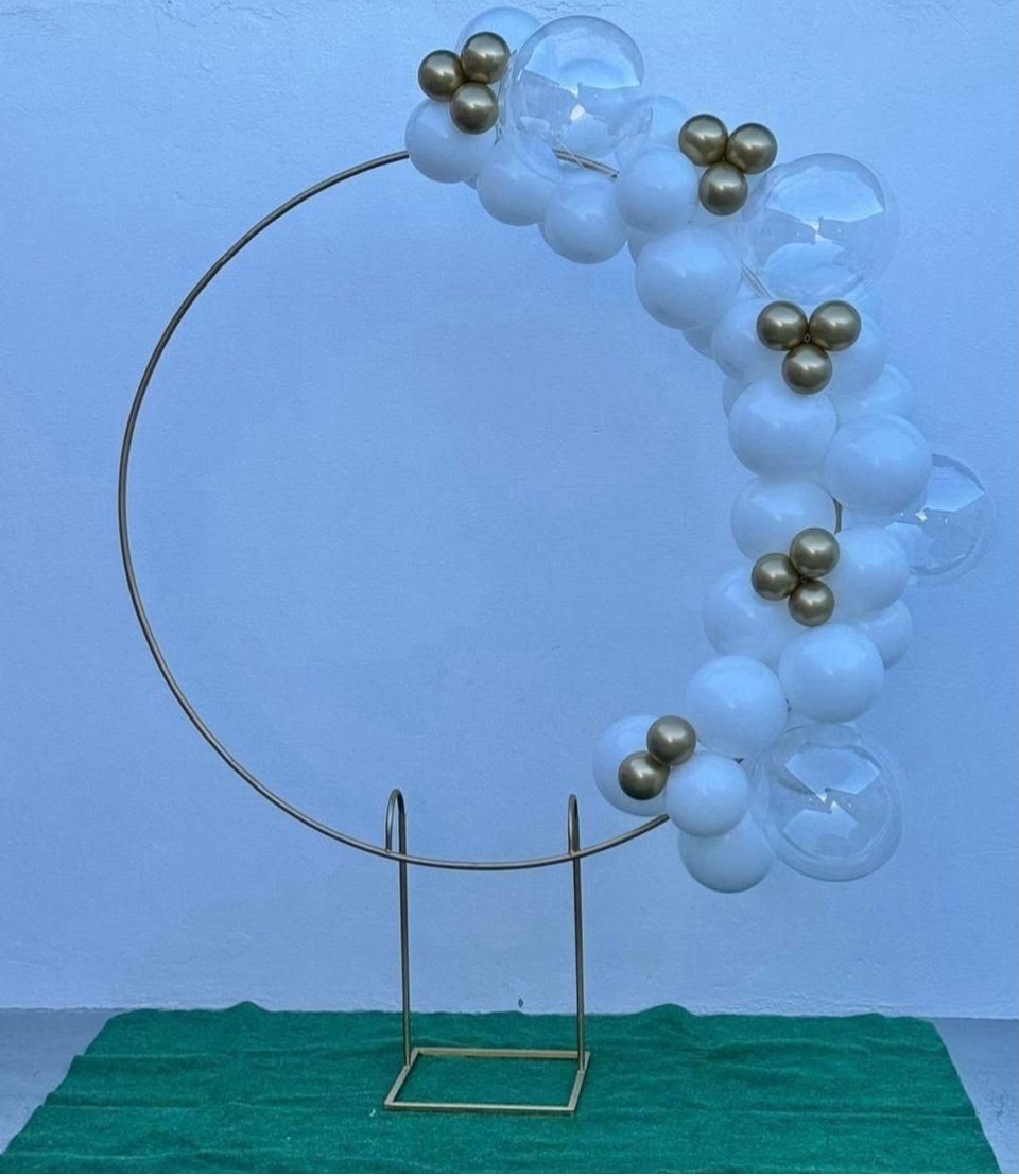 Arco de Balão (Todo Branco Com Trios Dourados) - Tamires Pegue e Monte Uberaba
