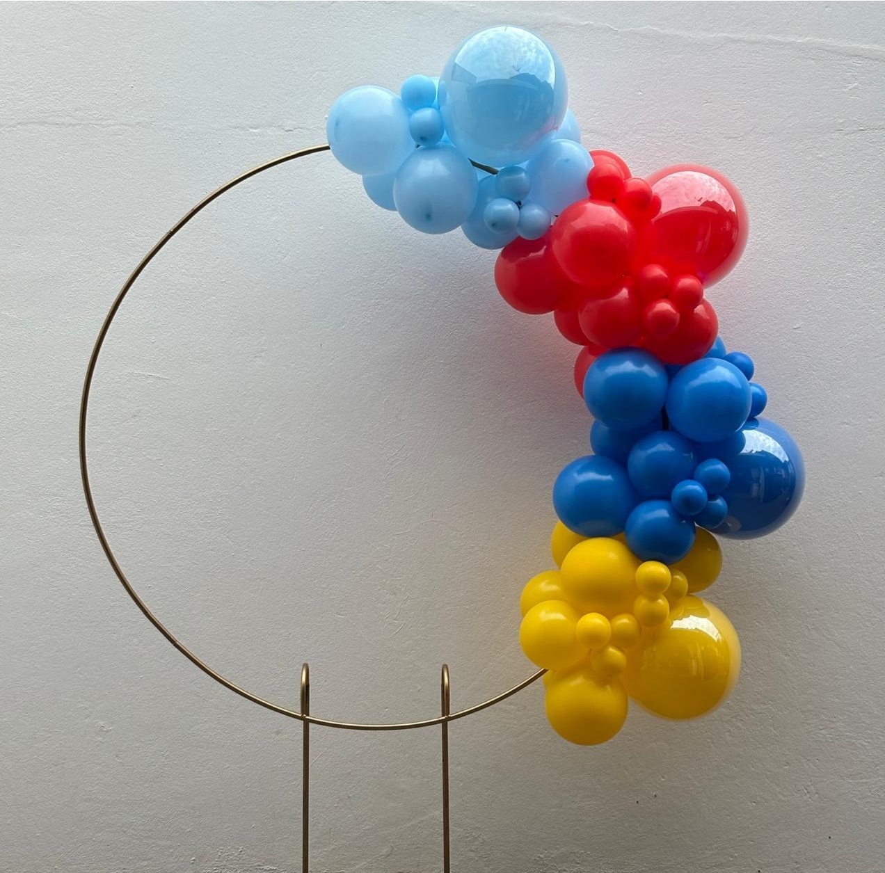 Arco de Balões (Organico Em Blocos) 16, 9 E 5 Azul Claro, Vermelho, Azul Escuro E Amarelo - Tamires Pegue e Monte Uberaba
