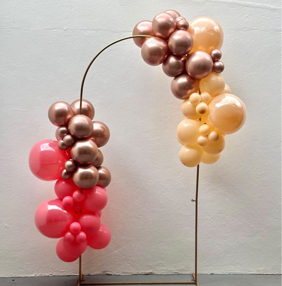 Arco de Balões (Organico Em Blocos Metalizados Dublo) 16, 9 E 5 Rosa Chiclete, Platino Rose Gold E Bege - Tamires Pegue e Monte Uberaba