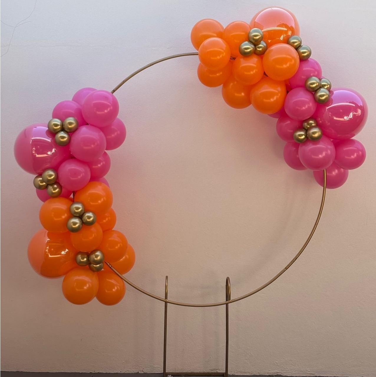 Arco de Balões (Organico Em Blocos Trio Metalizado) 16 E 9-Laranja E Rosa Forte, 5 Platino Dourado (Tardizinha) - Tamires Pegue e Monte Uberaba