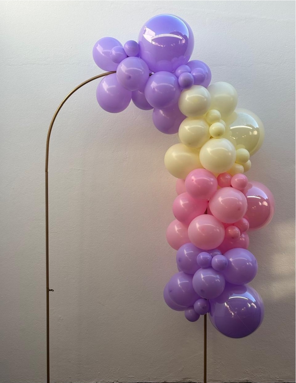 Arco de Balões (Organico Em Blocos Duplo) 16, 9 E 5 Lilás, Amarelo E Rosa Claro - Tamires Pegue e Monte Uberaba