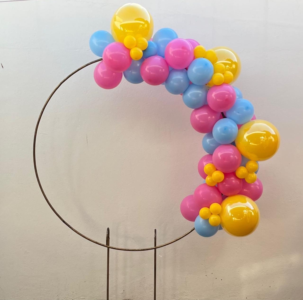 Arco de Balões Orgânico ( Rosa Forte, Amarelo E Azul ) - Tamires Pegue e Monte Uberaba