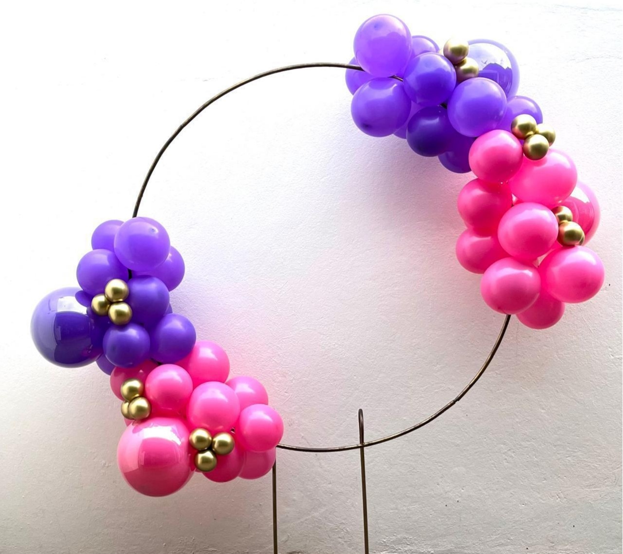 Arco de Balões (Organico Em Blocos E Trio Metalizado) 16 E 9-Violeta E Rosa Forte, 5 Platino Dourado - Tamires Pegue e Monte Uberaba