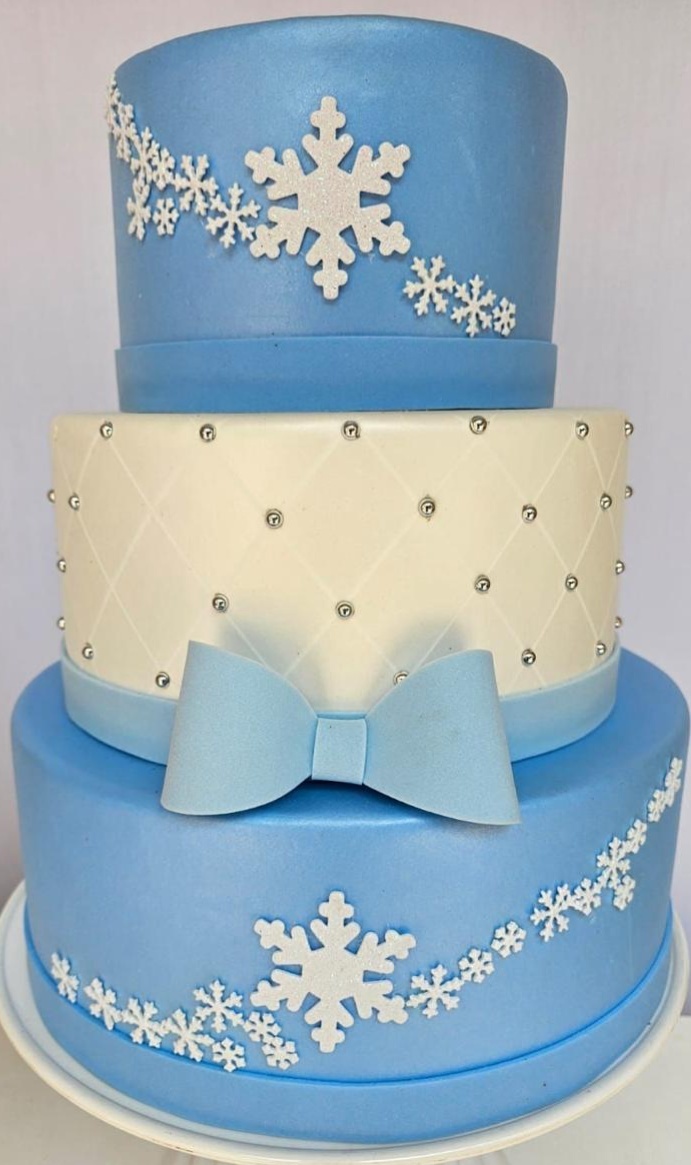 Bolo Fake - Frozen Branco E Azul - Tamires Pegue e Monte Uberaba