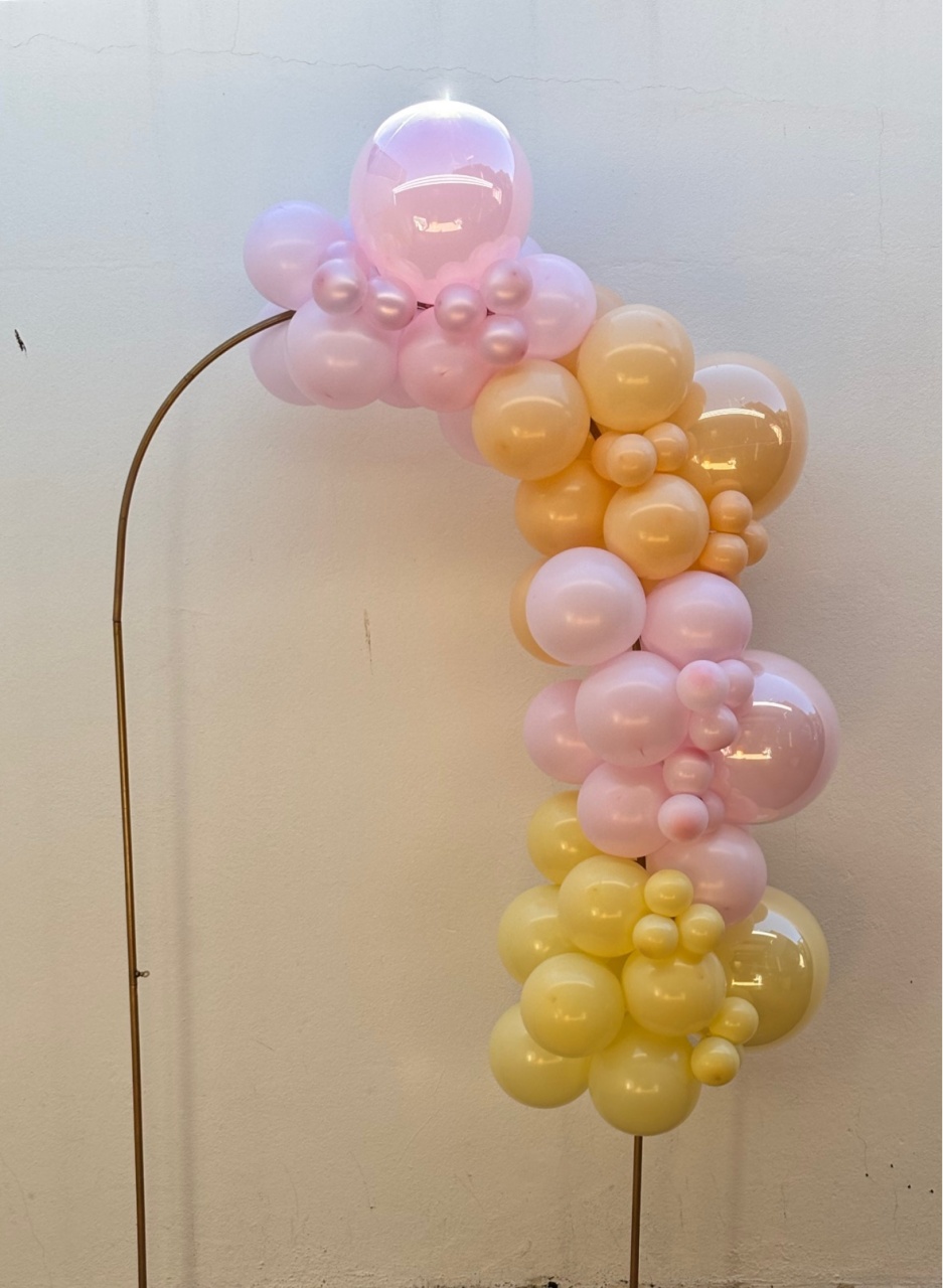 Arco de Balões (Organico Em Blocos) 16, 9 E 5 Rosa Candy, Bege E Amarelo Candy - Tamires Pegue e Monte Uberaba