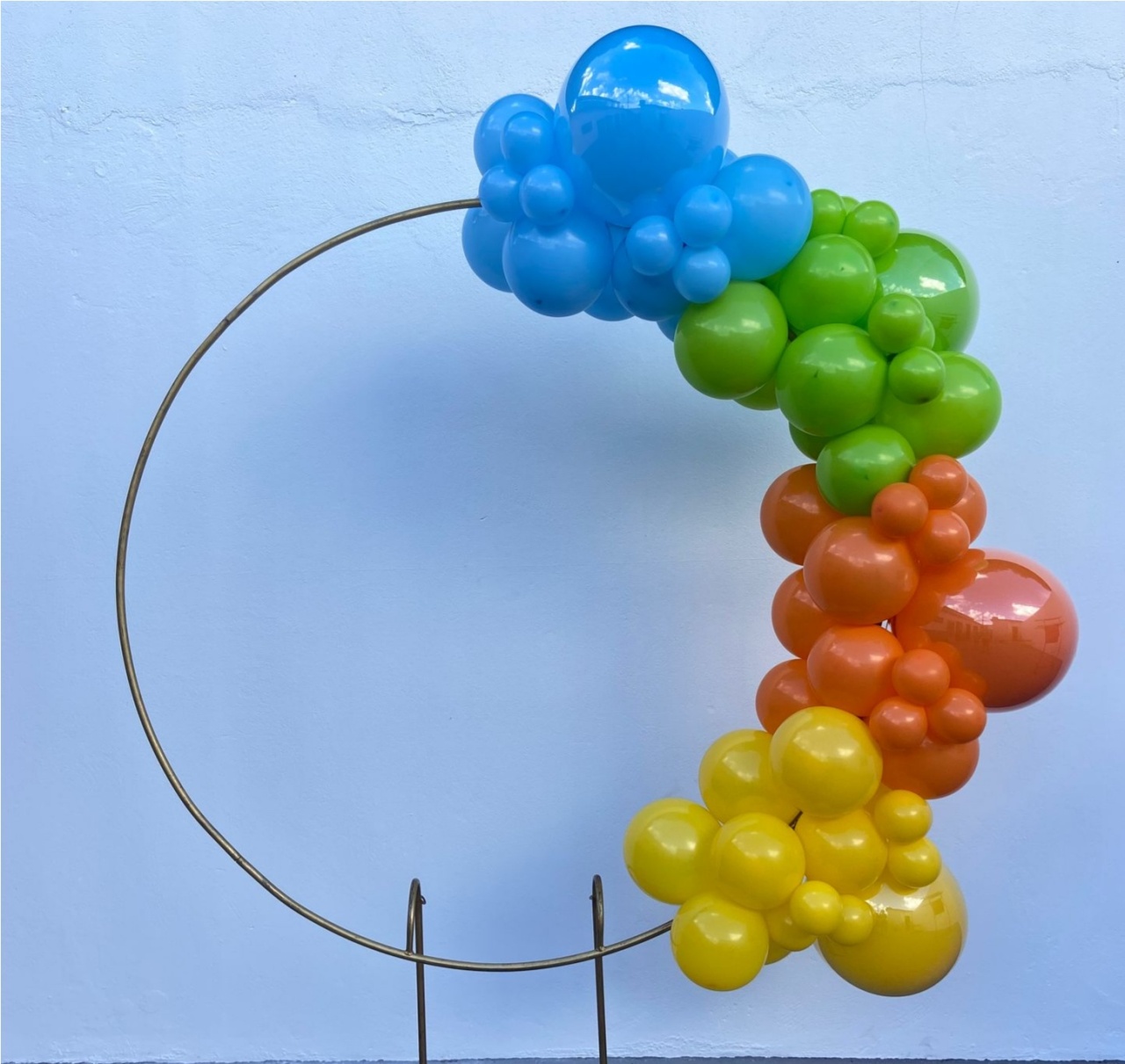 Arco de Balões (Organico Em Blocos) 16, 9 E 5 Azul Claro, Verde Limão, Laranja E Amarelo (3 Palavrinhas) - Tamires Pegue e Monte Uberaba