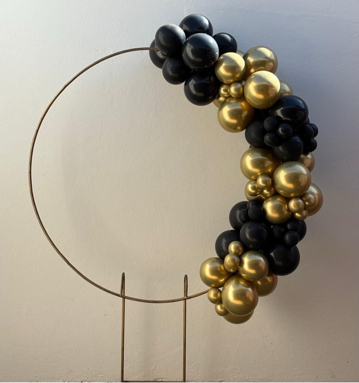 Arco de Balão Em Blocos ( Preto E Dourado) Com Trios Pretos E Dourados - Tamires Pegue e Monte Uberaba
