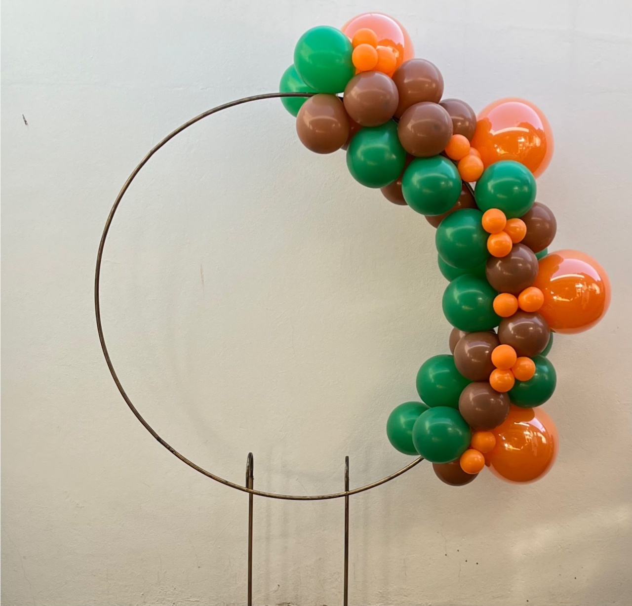 Arco de Balões Orgânico ( Verde Escuro 8,5 E 7,5 - Marron 8,5 E 7,5 E Laranja - 16 E 3,5) - Tamires Pegue e Monte Uberaba