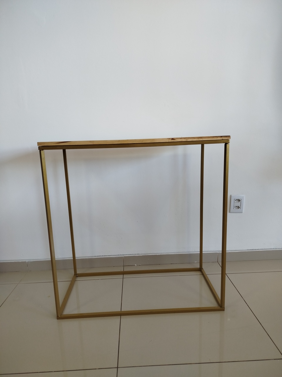 Mesa Quadrada Dourada Ferro - Decoração de Mãe