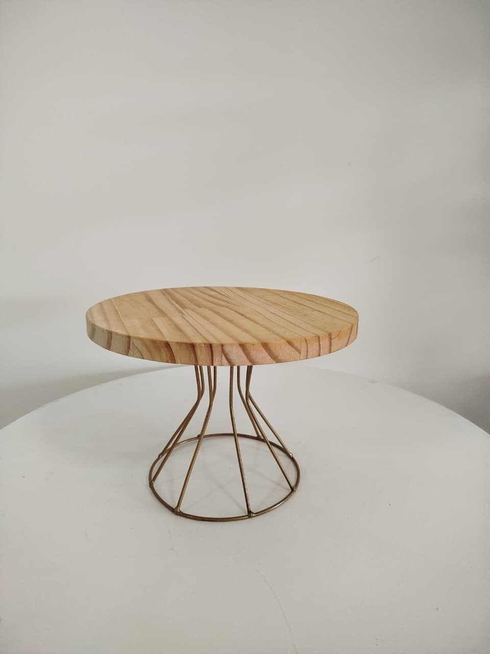 Boleira Dourada Pinos M - Decoração de Mãe